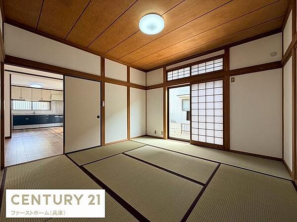 和室ならではの落ち着いた雰囲気が感じられる空間です。障子やふすまで仕切られ使い方に幅が広がります。天井や建具の木目が温かみを演出しています。隣の部屋とのつながりもスムーズです。