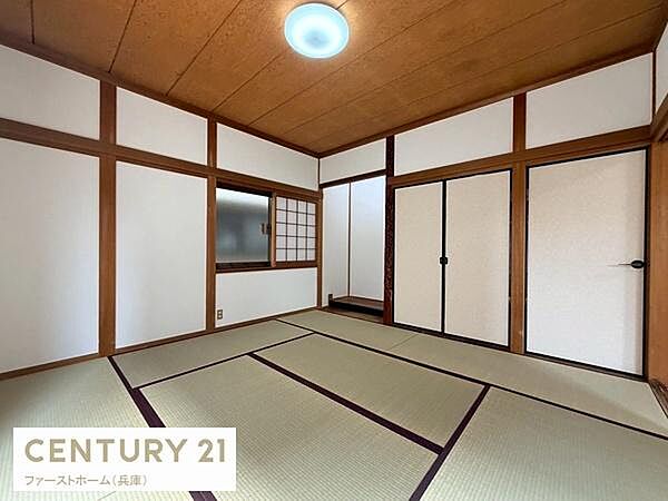 和室らしい落ち着きのある空間です。障子やふすまが和の雰囲気を引き立てています。天井まで続く木目が部屋全体をすっきりと見せます。広々とした畳スペースがあり開放感があります。