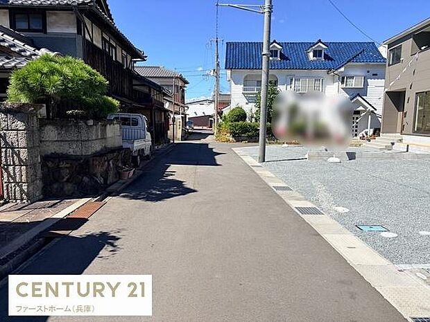 前面道路は舗装されており歩きやすさが感じられます。周囲には住宅が並んでいて落ち着いた雰囲気です。日当たりの良い立地で空が広く開放感があります。駐車スペースも確保しやすい環境です。