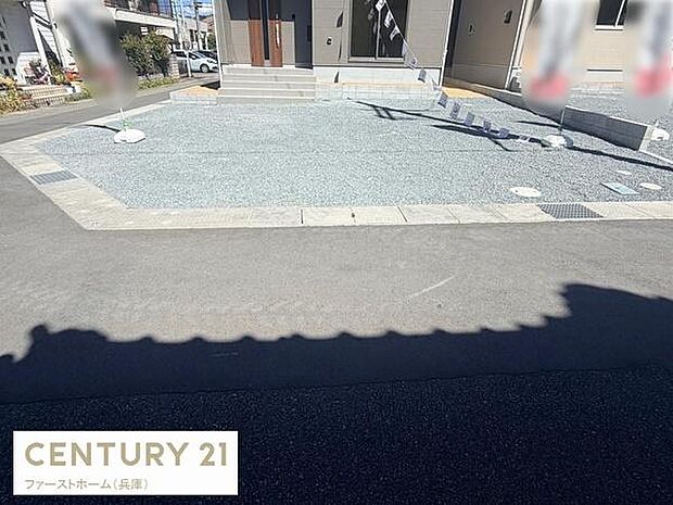 敷地内にゆとりある駐車スペースが確保されており複数台の車も安心して駐車できます。駐車場は舗装されているため車の出し入れもスムーズです。前面道路との段差も少なく日々の利用が便利です。
