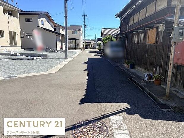現地の前面道路は広々としており車の通行もスムーズに感じられます。道路沿いには落ち着いた住宅が並び住宅街ならではの静かな雰囲気を感じられます。周囲の建物も手入れが行き届いています。