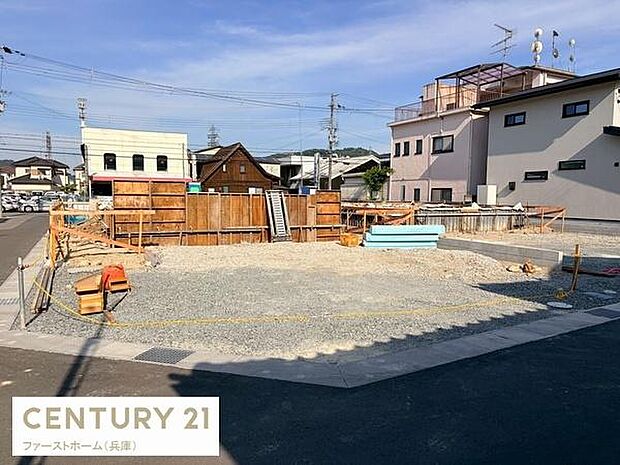 閑静な住宅街に位置する前面道路含む現地写真です。整地された敷地と幅員のある道路が確認できます。周辺には戸建て住宅が立ち並び落ち着いた雰囲気が感じられます。平坦な敷地で建築計画も進めやすい環境です。