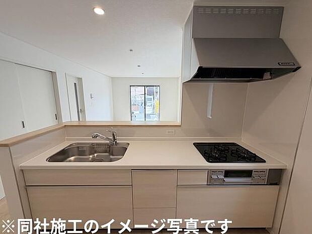 開放感のある対面キッチンが印象的です。シンクとコンロの配置も使いやすさを考えた設計です。ワークトップは広々としておりゆとりを感じられます。収納も豊富で整理しやすいスペースとなっています。