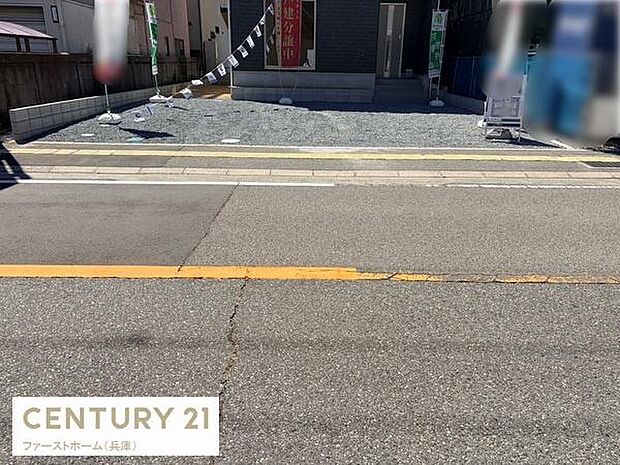 前面道路からのアクセスがしやすい駐車場です。ゆとりあるスペースが確保されていますので車の出し入れもスムーズに行えます。敷地内の整った駐車スペースで日常の利便性が高まります。