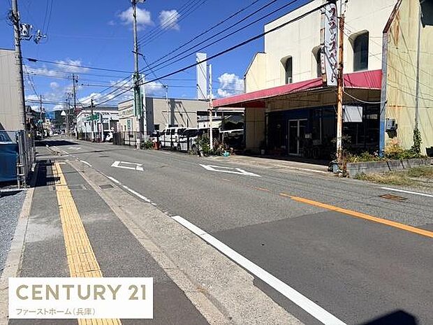 前面道路は広々としており車両の出入りもしやすい印象です。視界も良好で安心して利用できそうです。周囲には店舗や施設が点在しており利便性も感じられます。道幅も十分に確保されています。