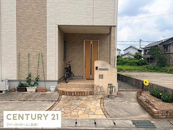 玄関前は石畳風のアプローチが設けられており敷地全体がすっきりと整えられています。自転車や植物も置けるゆとりがあります。門柱にはインターホンや郵便受けが備え付けられています。