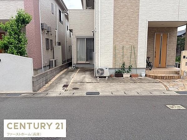 駐車場は住宅のすぐ前にあり車の出し入れがスムーズにできます。コンクリート舗装で清潔感のある駐車スペースです。玄関との距離が近く荷物の持ち運びにも便利です。道路に面しているためご利用しやすい環境です。
