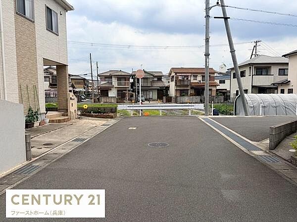 前面道路が広めで車の出し入れがしやすい印象です。周囲には住宅が整然と並び落ち着いた街並みが感じられます。歩道もきちんと整備されており日々の生活に便利な環境です。明るい雰囲気の現地写真です。