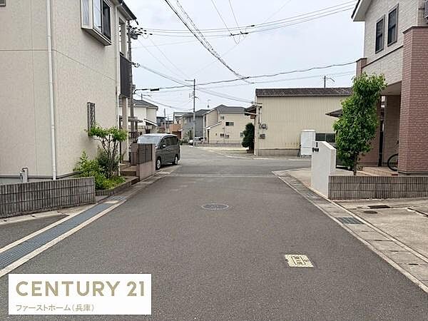 前面道路が広く車の出し入れもしやすい環境です。周囲は落ち着いた住宅街で整然とした街並みが印象的です。道路は舗装状態も良好で安心して日常の生活を送れます。余裕のある歩道スペースも確保されています。