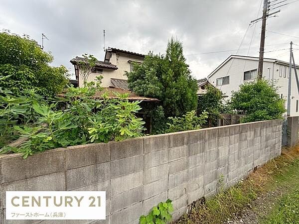 落ち着いた住宅街に位置し周囲が緑に囲まれた住環境です。塀で囲まれているためプライバシーが確保しやすいです。住居の外観は手入れが行き届いています。静かな雰囲気で暮らせます。周辺には自然も感じられます。