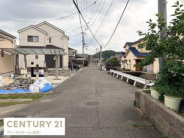 前面道路は広さがあり車の出入りもスムーズに行える印象です。周辺には住宅が立ち並び落ち着いた雰囲気が感じられます。道幅がしっかり確保されているため日常の移動や駐車も便利です。