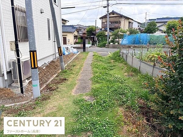 隣接する前面道路は程よい幅で住宅周辺の雰囲気を感じる現地写真です。敷地内からの様子が分かりやすく周囲の環境が確認できます。道路の整備状況や周辺の住宅も写真から把握できます。
