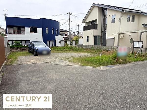 周辺に住宅が立ち並ぶ静かな環境の現地土地写真です。前面道路が広く車の出入りもスムーズに行うことができます。敷地は整形地で建築プランも立てやすい形状です。