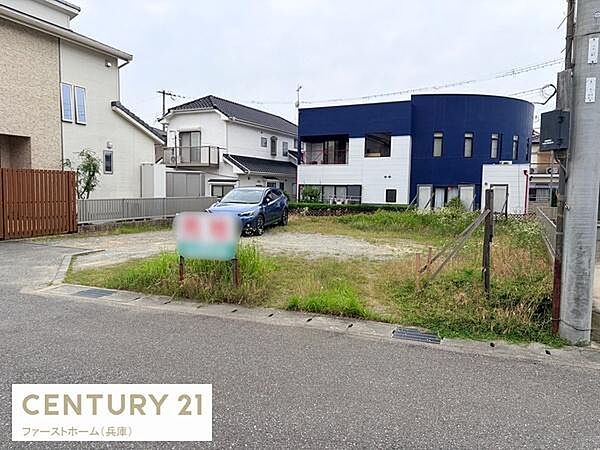 周囲に住宅が並ぶ落ち着いた環境の現地土地写真です。道路に面しており出入りがしやすい形状です。現地の様子をしっかり確認できるため具体的なイメージが持ちやすい一枚です。整った区画で多様な検討が可能です。