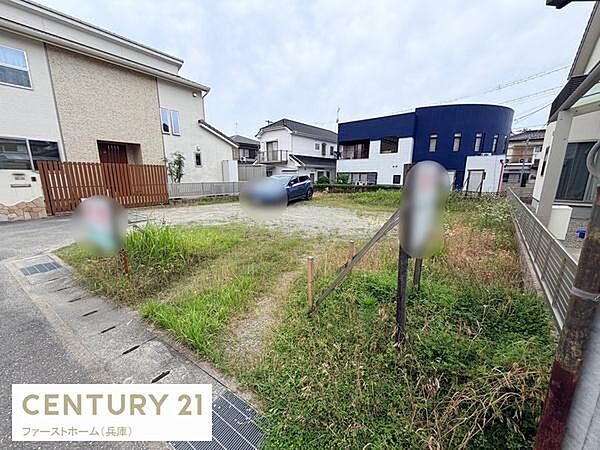 周辺には個性的な住宅が並び落ち着いた雰囲気のある土地です。前面道路との接道もスムーズで車の出し入れも便利です。閑静な区画なので静かな環境をお探しの方に適しています。