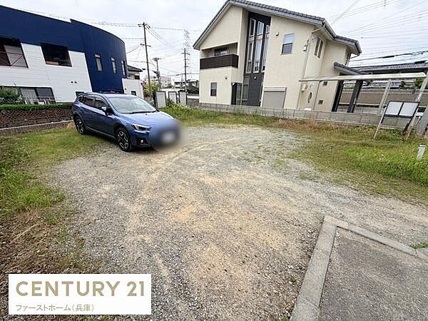 現地土地写真から敷地内はフラットで使いやすい形状が特徴です。周囲は開けており車の乗り入れもスムーズにできます。接道面も確認しやすく建築計画のイメージが立てやすい現地土地です。