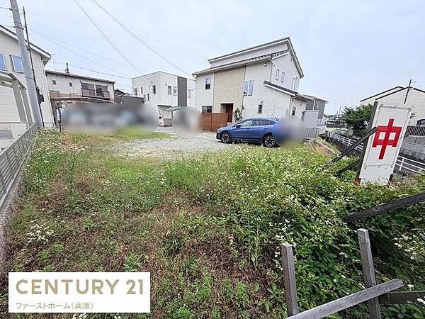 周辺には住宅が立ち並び落ち着いた雰囲気の現地土地写真です。敷地には開放的なスペースが広がり建築プランに柔軟に対応できます。アクセスしやすい前面道路も特徴的です。ぜひ一度ご覧ください。