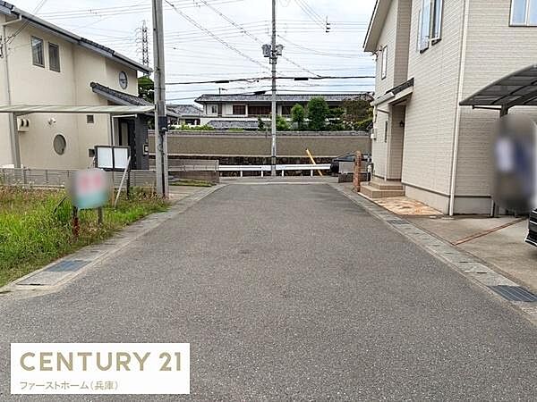 ゆったりとした道路が広がる現地からの眺望です。住宅街の落ち着いた雰囲気が感じられます。周囲との距離感が確保された配置となっています。前面道路の幅員もゆとりがあります。