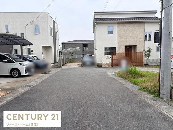 車の出し入れがしやすい前面道路が特徴です。住宅が整然と建ち並びすっきりとした印象です。歩道部分も丁寧に整備されており見通しの良い環境です。周囲には住宅街ならではの落ち着きがあります。