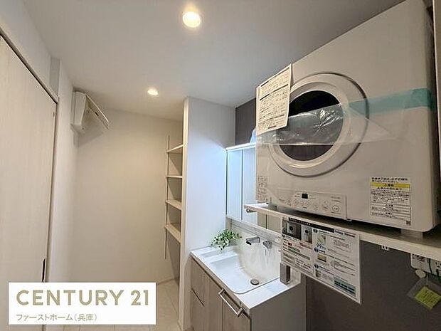 洗面台には収納スペースがあり室内をすっきりと保てます。明るい照明で洗面所全体が見やすいです。洗濯機置き場も設けられており使いやすいレイアウトです。シンプルなデザインでお手入れもしやすい洗面空間です。