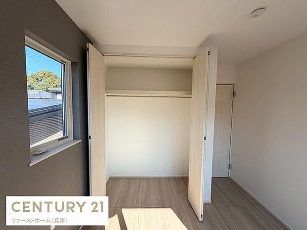 シンプルなデザインの収納スペースが備わっています。扉が大きく開き物の出し入れが快適にできます。ナチュラルな色合いが空間に調和しています。窓からの光が収納部分にも届きやすい位置です。