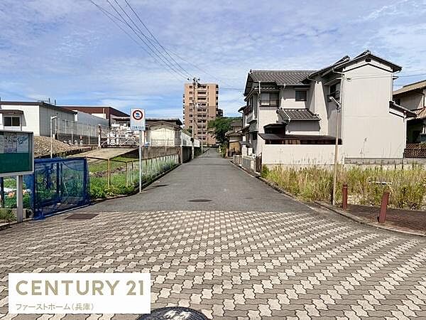 前面道路は幅員があり車の通行も安心して行えます。周辺には住宅や施設が並び落ち着いた雰囲気が特徴です。敷地前は視界が良好で開放感があります。舗装もしっかりしていて管理状態がうかがえます。