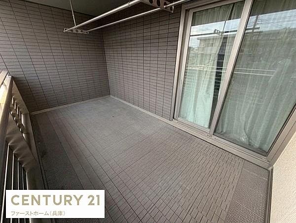 広々とした空間が魅力のバルコニーです。室内からの出入りもスムーズで使い勝手が良いです。洗濯物干しにも便利な設計です。床面はお手入れしやすい素材となっています。