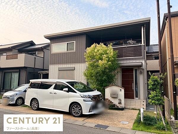 広々とした駐車スペースが確保されており複数台の車を停められます。玄関までの動線もスムーズで利便性があります。前面道路との段差が少なく車の出し入れがしやすいです。静かな住宅街に位置した駐車場です。