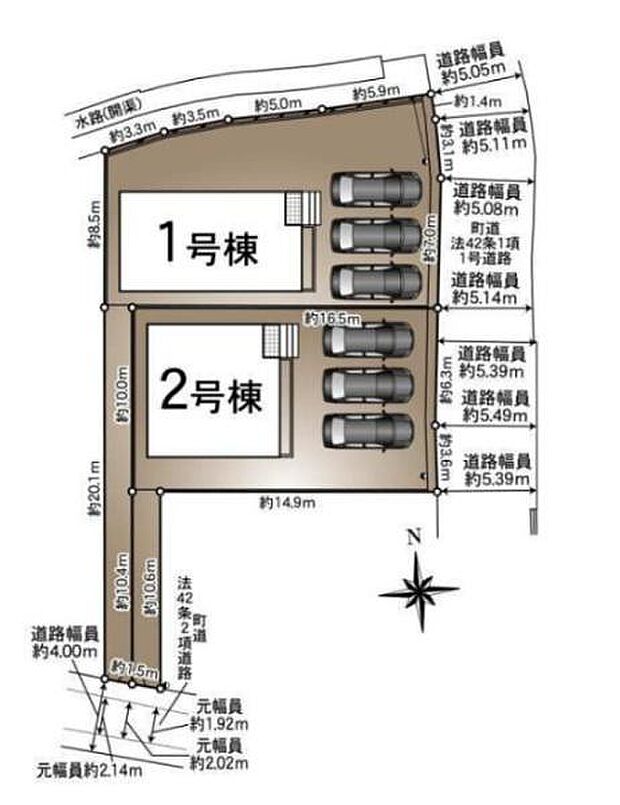 全体区画図には2棟の建物と複数の駐車スペースが配置されています。道路幅員や敷地の各寸法が明記されており土地の形状や各区画の配置が一目で分かります。