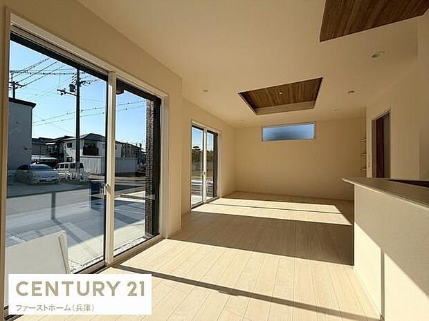 大きな窓からたっぷりと光が差し込むリビングです。シンプルな内装でどんなインテリアにも調和しやすい空間となっています。天井のデザインがアクセントになっており洗練された雰囲気が漂います。