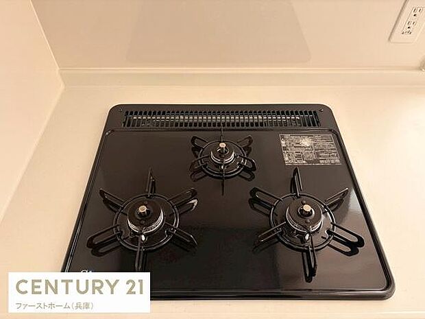 シンプルで手入れがしやすいガスコンロが設置されています。見た目もスッキリとしており作業スペースも確保しやすい仕様です。コンロの配置がバランス良く調理の際も使いやすい設計となっています。