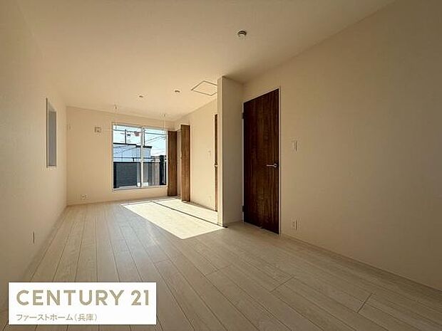 明るい光が差し込む寝室はゆとりのある空間が広がっています。木目調のフローリングが落ち着いた雰囲気を演出しています。収納スペースも備えられ機能的に使いやすい設計です。