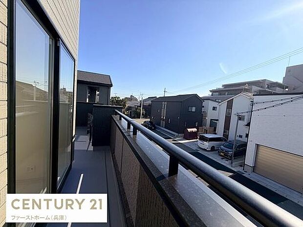 開放感のあるバルコニーが広がり陽当たりの良い空間です。視界が抜けており周囲の住宅街も見渡せます。透明感のある手すりが特徴で明るさを感じられます。屋外で爽やかな空気を楽しめる場所です。