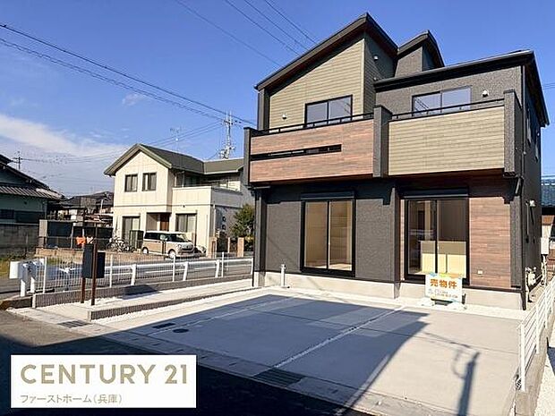 モダンな外観が印象的な戸建住宅です。広々とした駐車スペースが確保されています。日の光がしっかり入る窓が配置されています。街並みに調和した落ち着いたデザインです。