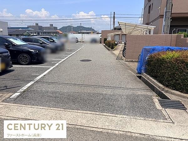 駐車場は道路に面しており車の出し入れがスムーズに行えます。舗装されたスペースで複数台の駐車が可能です。駐輪スペースも近くに配置されています。管理が行き届いた印象があります。安心してご利用いただけます。