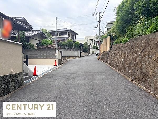 前面道路は幅員が広く車の出入りも安心して行えます。周囲は落ち着いた住宅街で住環境も良好です。歩道や石垣が整備されきれいな街並みが特徴です。建物や植栽も手入れされていて快適な毎日が期待できます。