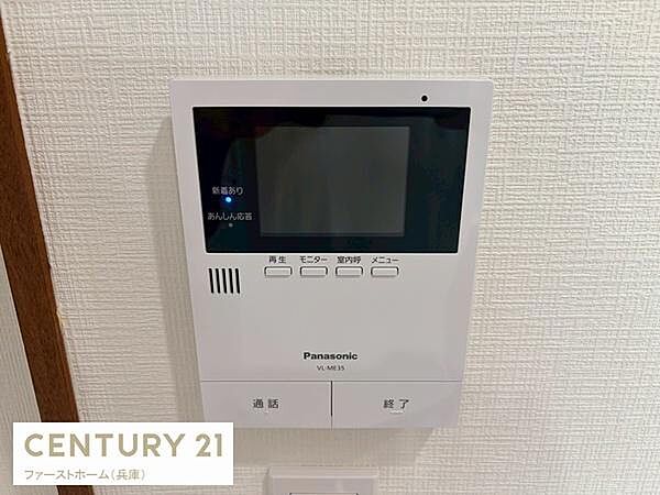 シンプルな設計が魅力のモニター付きインターホンです。操作ボタンがわかりやすく日常の使いやすさに配慮されています。画面表示が見やすいので日々の確認も安心です。設置場所も壁面で邪魔になりません。