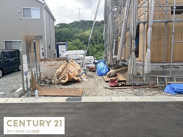 駐車場スペースは建物のすぐ隣に配置されておりお車の出し入れもしやすい環境です。前面道路も幅がありスムーズなアクセスが可能です。現状は工事中ですが今後の利用にも期待が持てます。