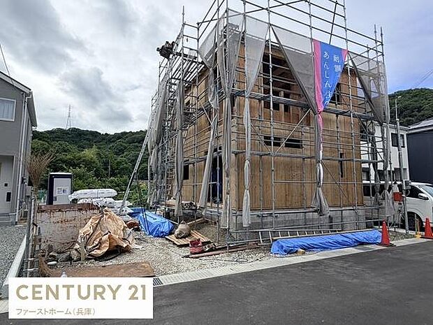現在建築中の物件で木材の温もりを感じられる住まいです。周囲には自然が広がり開放的な雰囲気が魅力です。足場がしっかりと設置されているため建築の様子が確認しやすいです。