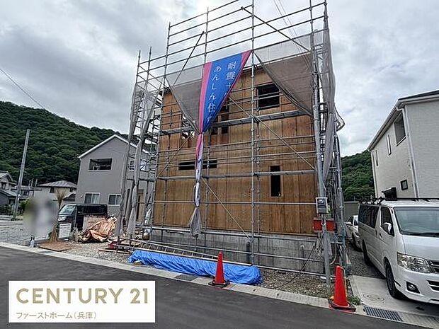 現在建築中の物件です。落ち着いた住宅街の一角に位置しています。足場が組まれており工事が着実に進んでいる様子が伺えます。周囲には自然が広がり住環境に配慮された場所です。