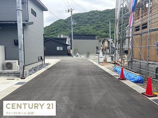 前面道路は幅があり車の出入りがしやすい印象です。舗装状態も良好で周囲は新しい住宅が立ち並んでいます。静かな住宅街の雰囲気が感じられるロケーションです。周辺には緑も多く見通しの良いエリアになっています。