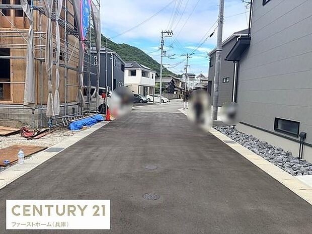 前面道路が広く車の出入りがスムーズに行えます。周辺には新しい住宅が立ち並び整った街並みが広がっています。見晴らしの良い現地からの眺望がお楽しみいただけます。周囲の落ち着いた雰囲気が印象的です。