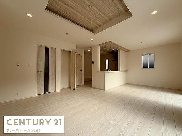 明るい光が差し込むリビングは広々とした空間が魅力です。やわらかい色合いの床材と天井のアクセントが洗練された印象を与えます。開放感のある設計でリラックスしたひとときを過ごせます。