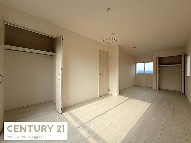 二つのクローゼットが備わった明るい寝室です。ナチュラルな色合いの床が印象的な空間です。窓からしっかりと光が差し込み室内が明るく保たれています。落ち着きある雰囲気が魅力の寝室です。