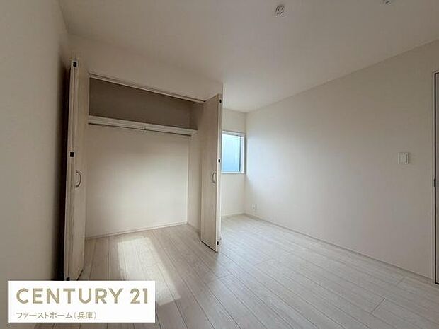 明るい光が差し込むすっきりとした空間が広がります。収納スペースも備え付けられており整理整頓がしやすい設計です。床や壁の色味がナチュラルで落ち着いた雰囲気となっています。