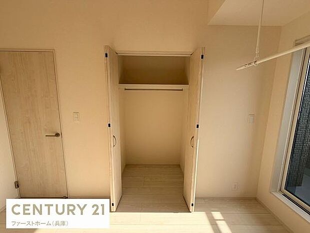 明るい室内に馴染むナチュラルな収納スペースです。扉付きで中が見えにくく整然とした空間を保てます。ハンガーポールがあり衣類の整理も便利です。使い勝手の良い位置に設けられた収納が魅力です。