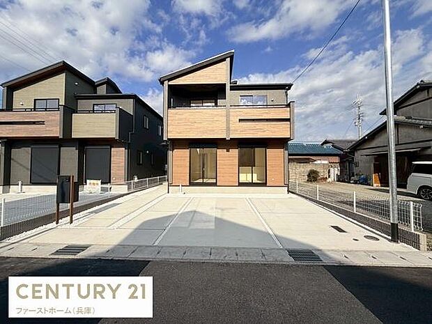 広々とした駐車場が設けられており車の出し入れもスムーズに行えます。前面道路との高低差も少なく利用しやすいスペースです。住居の目の前にあるため荷物の運搬も便利です。