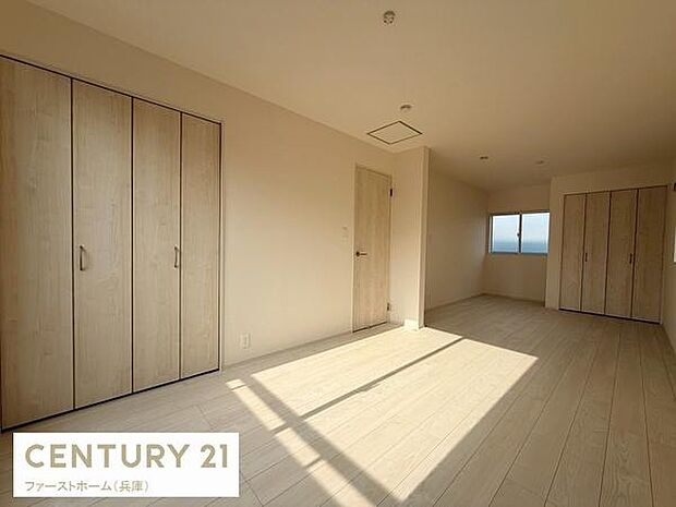 明るい光が差し込む洋室です。収納スペースが豊富でお部屋をすっきり使えます。窓があり空間に開放感があります。室内はナチュラルな木目調で落ち着いた雰囲気です。