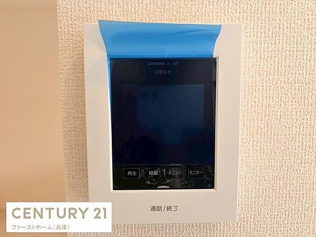 シンプルなデザインのモニター付きインターホンが設置されています。壁に馴染むホワイトフレームが特徴です。訪問者の確認がしやすい仕様となっています。使いやすさにも配慮された設計です。