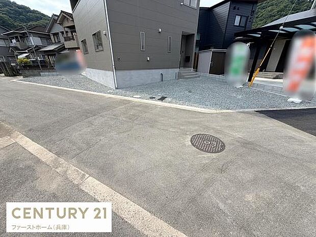 建物横に広々とした駐車スペースが確保されています。敷地内への出入りもスムーズに行えます。前面道路もゆとりがあり車の出し入れがしやすい環境です。住まいと隣接した便利な駐車場です。
